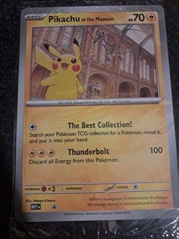 Pokémon - 1 Verzegelde kaart - Pikachu At The Museum of, Hobby en Vrije tijd, Verzamelkaartspellen | Pokémon, Nieuw