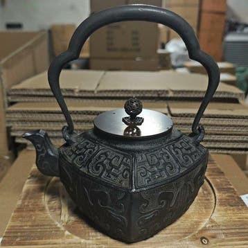 Rhombus-shaped iron kettle with animal pattern - Fluitketel