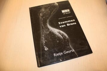 9789081121712 . Titel:  Stemmen van brons, Verzenden, Nieuw