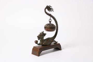 Antiek bronzen opgerolde draak-wierookbrander met hangende, Antiek en Kunst