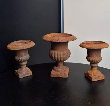 Urn (3) - Vintage miniatuur gietijzeren Medici-urnen, set