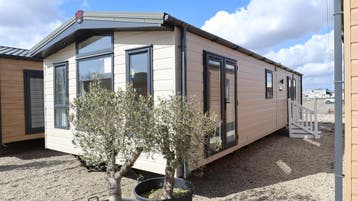 Kunststof Chalet 11.00 x 4.00 m met alle luxe , in 2 kleuren, Tot en met 4