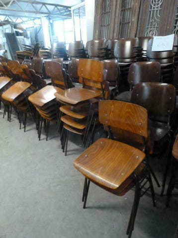 Gevraagd oude schoolstoelen krukjes stapel stoelen kerkstoel, Antiek en Kunst