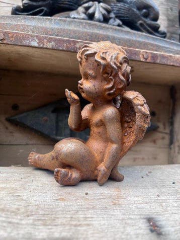 Decoratief ornament - Europa - Zittende engelfiguur