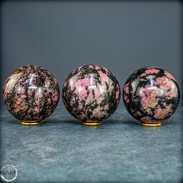 Natuurlijke rhodonietballen – Set van drie expressieve