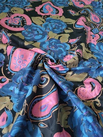 Prachtige bloemige stof van 100% katoen. Made in Italy -