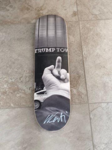 Ai Weiwei (1957) - Trump Tower Skateboard, Antiek en Kunst