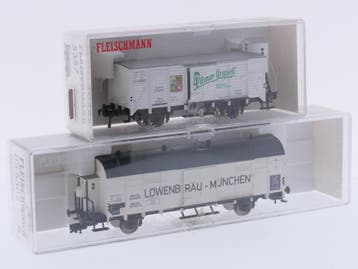 Schaal H0 Fleischmann 5357 en 83 5307 gesloten goederenwa..., Hobby en Vrije tijd, Modeltreinen | H0, Gelijkstroom, Fleischmann