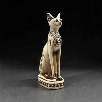 Replica van het oude Egyptische Zittende Katgodin Bastet