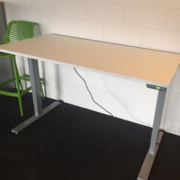 (MDK-104858) Kwadrant nieuw elektrisch zit-sta bureau, Huis en Inrichting, Bureaus, Ophalen of Verzenden, Nieuw