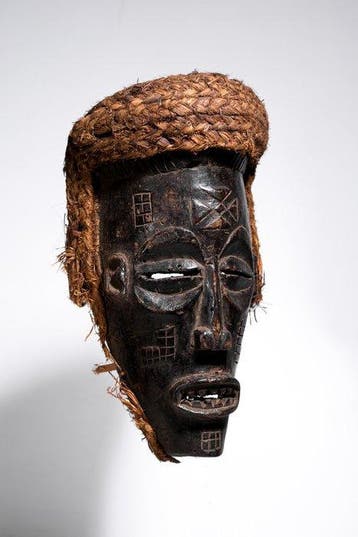 Het oude masker van de mooie vrouw. - Chokwe - Angola