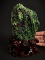 Ruby in Zoïsite displayobject op houten basis – Opvallend