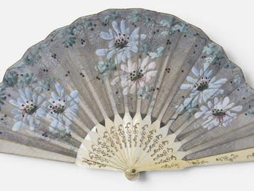 Abanico Art Nouveau francés con país de seda pintado a mano