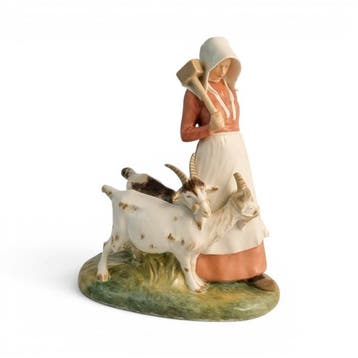 Royal Copenhagen - Beeldje - Girl with Goats - 694 -