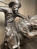 After Frederic Remington (1861–1909) - sculptuur, Bronco, Antiek en Kunst