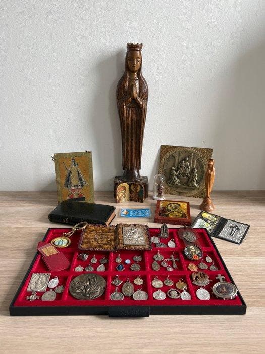 Collectie van 59 religieuze voorwerpen (59) - Staal, Metaal,, Antiek en Kunst, Antiek | Boeken en Bijbels
