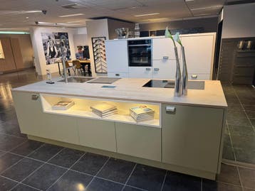 Nolte Showroom keuken – Softlack Avocado / Wit – Compleet, Nieuw, Wit, Overige typen, Met kookeiland