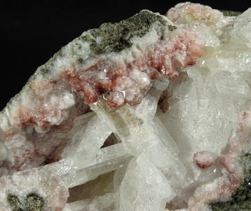 Roze analciet met apophylliet -- Kristallen in vulkanische