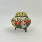 Wierookbrander - Kutani (Koro) - ladies in a garden setting