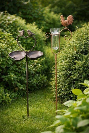 sculptuur, Charmante tuinstekers vogelvoederschaal en