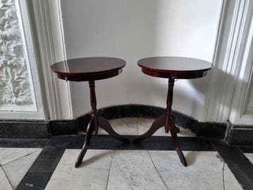 Bijzettafel - Een paar klassieke bijzettafels in Engelse