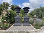 Coppia Monumentale di Vasi in Ghisa (410 cm.) -