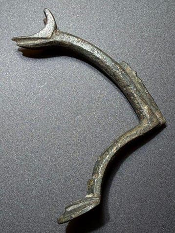 Viking periode Brons Zeldzaam zoomorf handvat met een
