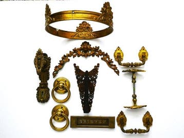 Decoratief ornament - Een lot van diverse antiek deurbeslag