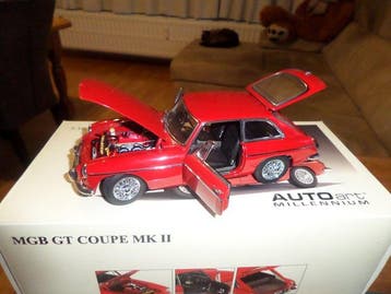 Autoart 1:18 - Modelauto - MG B GT red, Nieuw