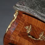 Gebombeerde commode in Rococostijl ca 1920 grijs geaderd mar, Antiek en Kunst, Antiek | Meubels | Kasten, Ophalen of Verzenden