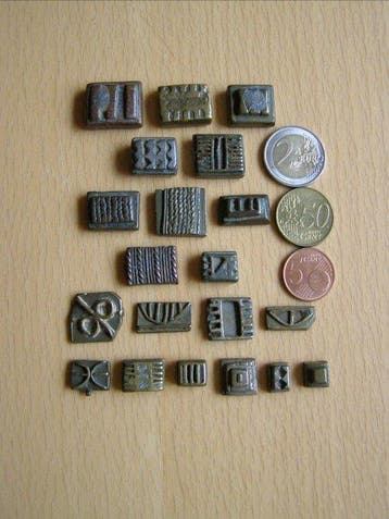 TWINTIG ANTIEKE GEOMETRISCHE GOUDGEWICHTEN 211 gram -