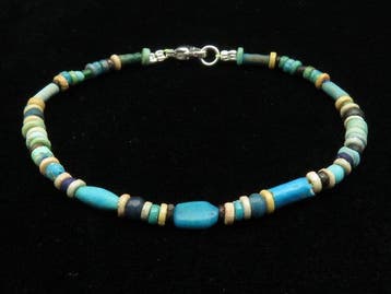 Oud-Egyptisch Armband gemaakt van faience-mummie kralen - 19, Sieraden, Tassen en Uiterlijk