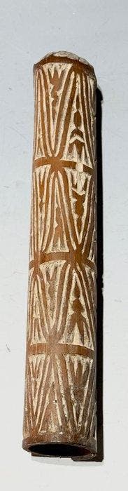 Klassiek blaasinstrument, hoorn uit Asmat - Fu - West-Papoea