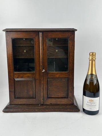 Kabinet - Eik - Een eikenkast voor een roker.