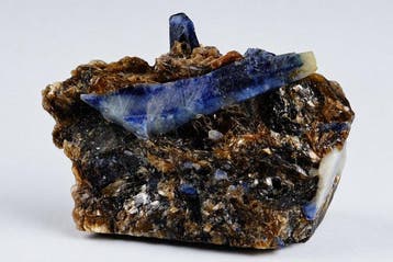NIEUWE VONDST - SAPPHIRE-kristallen op Matrix met mica -