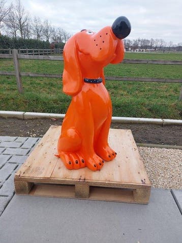 Beeld, orange sitting Pluto 85 cm high - 85 cm - polyresin