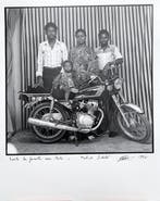 Malick Sidibé (1935–2016) - Toute la famille avec Moto- 1974