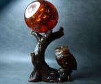 Owl & Tree Baltische amber beeldje dat een amberbal-sfeer