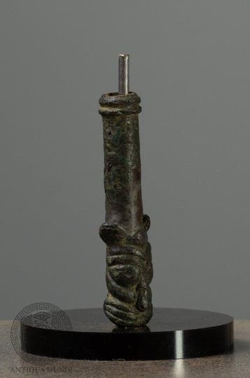West-Aziatisch Brons Tubular Idol met gestileerde dierkoppen