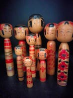 Beeldje (9) - Negen traditionele kokeshi in verschillende