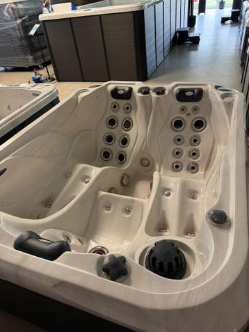 Ultieme top Luxe 3 pers. Spa/Jacuzzi - Plug and play 220V, Zo goed als nieuw, Pomp, Vast