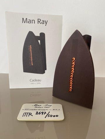 Man Ray (1890-1976) - sculptuur, Cadeau - 17 cm - IJzer -