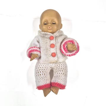 Vintage babypop met slaapogen en handgebreid pakje, Verzenden, Gebruikt