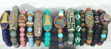 13 boeddhistische armbanden met lapis lazuli, rodoniet,