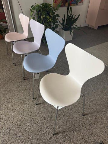 Fritz Hansen - Arne Jacobsen - Stoel (4) - mat gelakt hout -, Antiek en Kunst