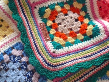 Prachtige rustieke sprei gehaakt met een granny-square