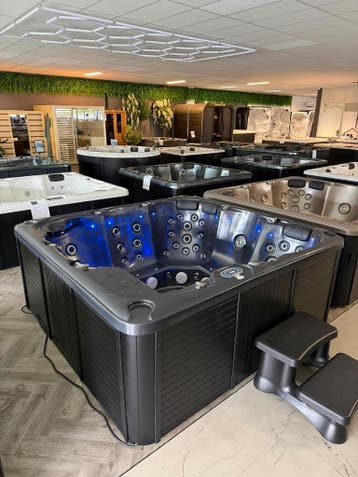 Luxe Zwarte Jacuzzi / Spa – 210x220 cm – Plug & Play (220V), Ophalen, Zo goed als nieuw, Pomp, Vast