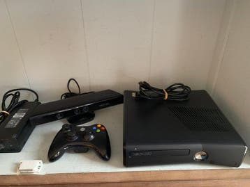 Microsoft - Xbox 360 - Xbox 360 S 250GB + Kinect + Veel, Spelcomputers en Games, Nieuw