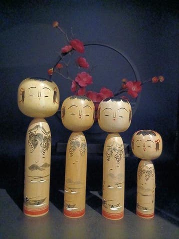 Beeldje - Prachtige Set van 4 Vintage Kokeshi-poppen met