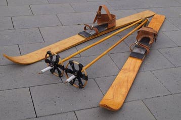 Sport zimowy - narty 100 cm + kijki - 1955, Nieuw